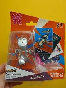 London 2012 - Wenlock Actionfigur Leichtathletik Olympia Bahn mit 3D Karten - Neu - Bild 1 von 3