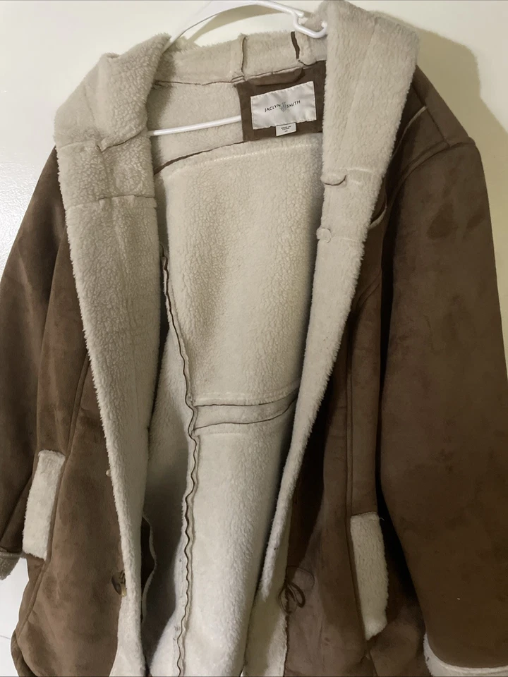 Abrigo marrón y blanco Foto 1 de 2