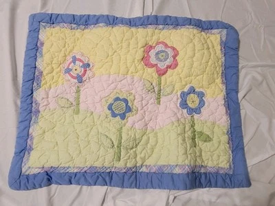 Flor pastel bordada floral falsa acolchada Pottery Barn Kids 1 pieza  Foto 1 de 3