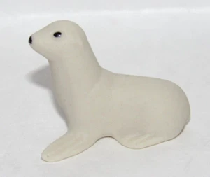 VINTAGE MINIATURE CERAMIC WHITE BABY SEAL PUP WILDLIFE FIGURINE 1.5" LONG - Picture 1 of 7