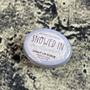 Perfectly Posh "Snowed In" Sugar Lip Scrub Vanillamint - Picture 1 of 6