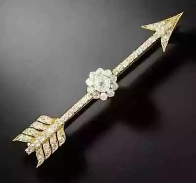 Broche broche de flecha de boda de diamantes creados en laboratorio redondo de 2 quilates enchapado en oro amarillo de 14 quilates Foto 1 de 4