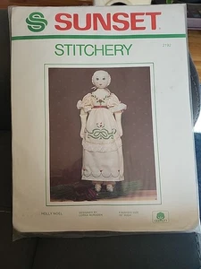 Sunset Stitchery Holly Noel Artesanía de Navidad 19" Kit de Muñeca de Algodón Sellado #2192 - Imagen 1 de 3
