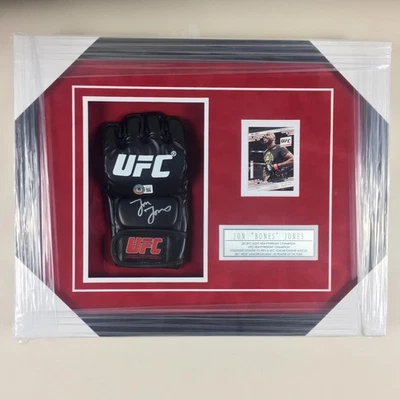Guante autografiado firmado por UFC Jon Jones enmarcado Beckett BAS Foto 1 de 4