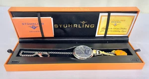 Raro orologio da tasca Stuhrling giorno/data e 24 ore con scatola catena e documenti usato in ottime condizioni - Foto 1 di 6