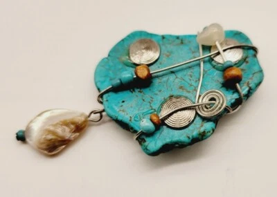 Colgante grande envolvente de alambre tono plata piedra teñida color turquesa 2,75" Foto 1 de 2