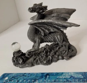 Colección Summit Alas Estatua Dragón Con Bola De Cristal - Imagen 1 de 6