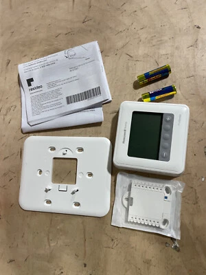 Honeywell T4 Pro Programmable Thermostat, 1 Heat/1 Cool - TH4110U2005/U (Used) - Image 1 of 3