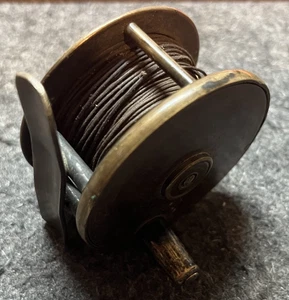 ANTIQUE SMALL BRASS FISHING REEL WITH LINE GOOD CONDITION FOR AGE - Picture 1 of 6