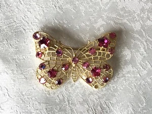 BEZAUBERNDE BROSCHE ALS SCHMETTERLING MIT ROSAFARBENEN STEINEN * - Picture 1 of 2