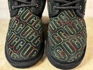 Botas UGG Neumel II Gráficas Punto Arco Iris Negras Gamuza Con Cordones Niños Talla 4 W 5.5 - Imagen 1 de 20