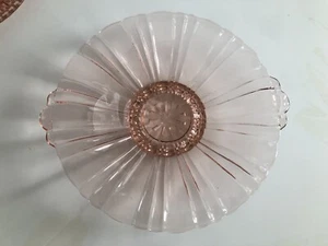 Plato de 2 asas de vidrio de depresión rosa Anchor Hocking ""Old Cafe - Imagen 1 de 2