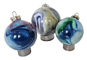 Colores celestiales pintados a mano remolino tie dye vidrio adornos navideños 3 piezas Set - Imagen 1 de 6