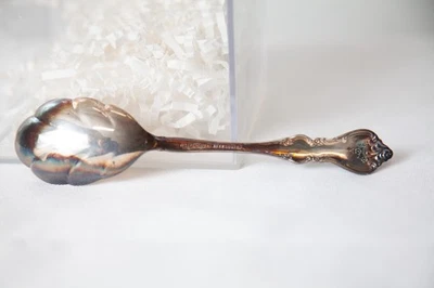 Винтажная индивидуальная сервировочная ложка International Deep Silver Scalloped Sugar 5,5 дюйма - Изображение 1 из 4