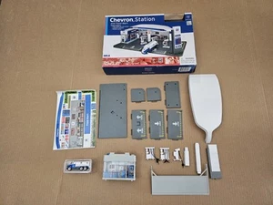 Daron Chevron Gas Station & Food Mart Plastic/Die Cast Playset - Picture 1 of 17
