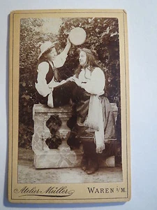 Waren i. M. - 1896 - 2 verkleidete Mädchen - junge Frauen / CDV - Bild 1 von 1