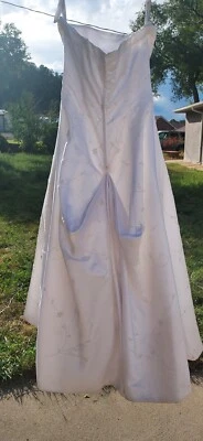 Vestido de novia blanco sin tirantes con trabajo de cuentas y un tren. Material satinado  Foto 1 de 2