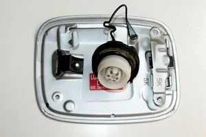 Tankklappe Tankdeckel mit Verschluss Lexus IS 220d XE2 Bj.07 Farbe 1G1 Silber M. - Bild 1 von 5