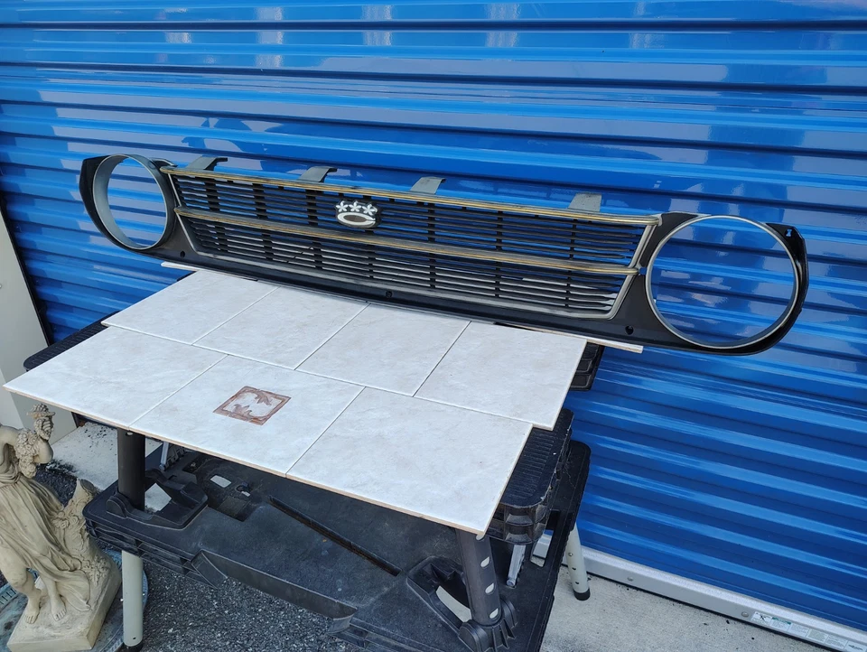 Toyota Corolla KE30 KE35 1974-1979 parrilla delantera hecha en Taiwán con emblema vintage Foto 1 de 4