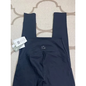 Beyond Yoga black POWER BEYOND Strive Midi Legging 2.0, size XS, MSRP $110 - Picture 1 of 13