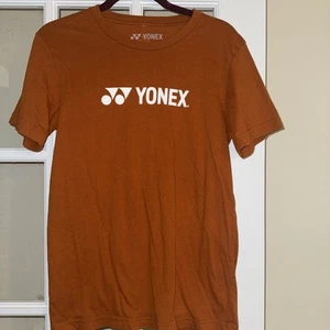 Camiseta YONEX Hombre Tenis Marrón Óxido Talla M Estampado Gráfico Deletreado - Imagen 1 de 4