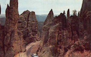 Postal SD: Needles Highway, Black Hills, Dakota del Sur, publicada 1975 - Imagen 1 de 2