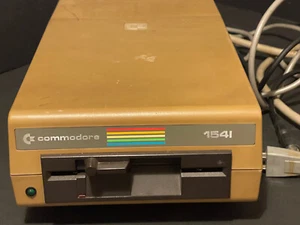 Unidad de disquete Commodore 64 1541 Dark Biege vintage con 3 cables USADA como está - Imagen 1 de 7