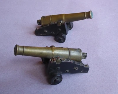 Par de cañones navales vintage de latón en miniatura Foto 1 de 4