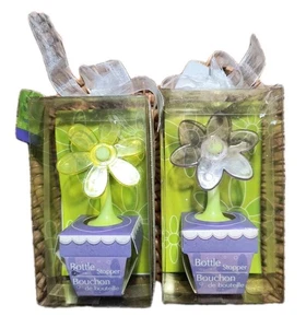 Juego de 2 Tapones de Botella de Vino Púrpura y Verde DAISY Flor Bar Herramienta Nuevo - Imagen 1 de 3