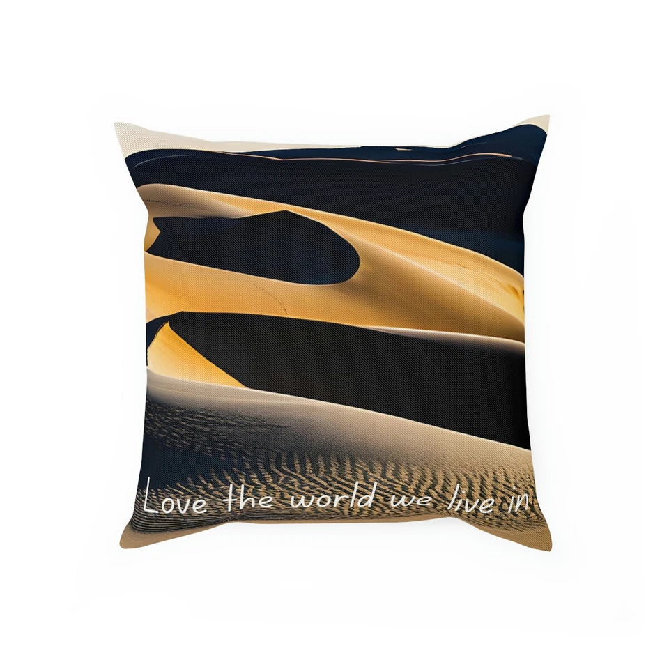 Hermoso cojín de acento resalta sol y sombra sobre dunas de arena del desierto.  Foto 1 de 1