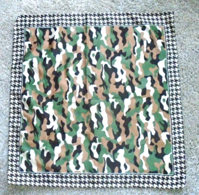 Bufanda italiana de poliéster sedoso con patrón de diseño camuflado 20x 20,5 ¡sin marca! Foto 1 de 4
