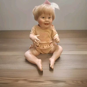 Ashton Drake bambola bambino porcellana 14 pollici carina come un pulsante 1993 - Foto 1 di 5
