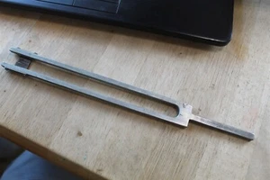 TELETYPE TUNING FORK - BRITISH SPEED 404 OPM - 96.19 VPS - WITH CASE - Picture 1 of 6