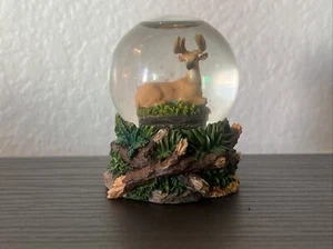 Wildlife "Sitzender Hirsch" Schneekugel 2006 Westland Geschenkartikel Bock auf Bett - Bild 1 von 6