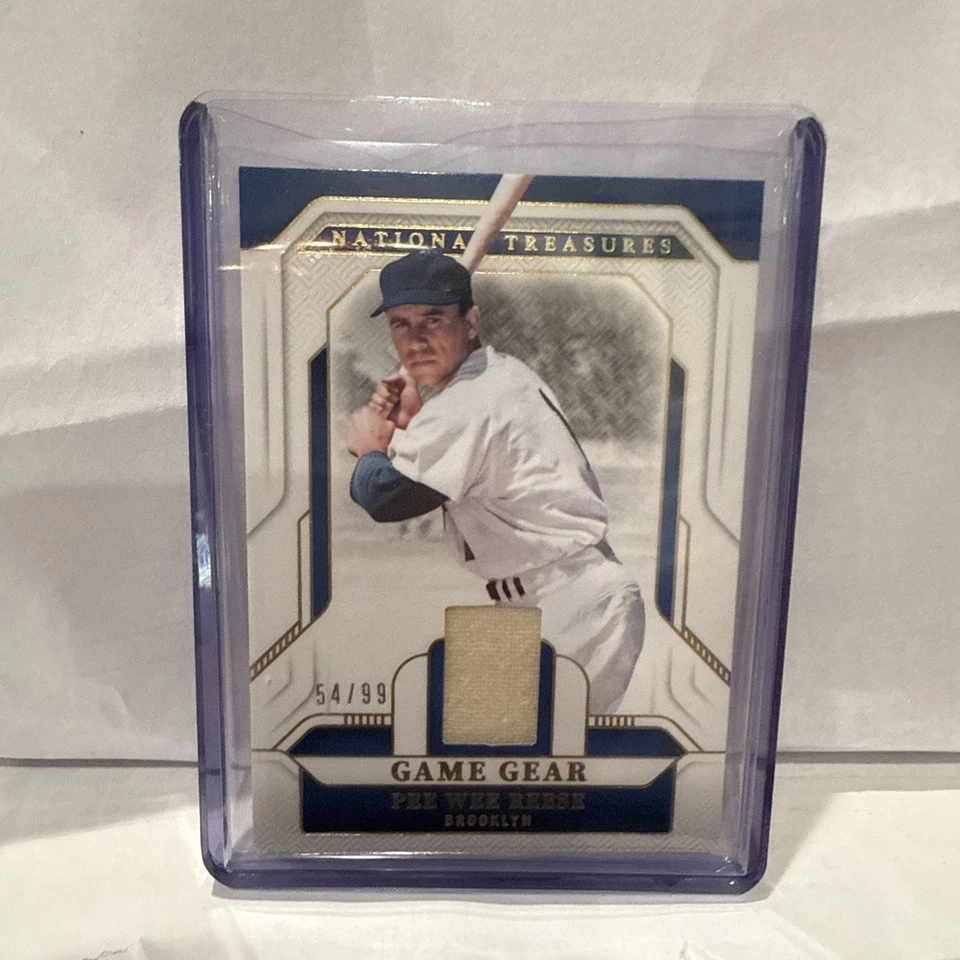 2025 Panini National Treasures Pee Wee Reese ИГРОВАЯ ЭКИПИРОВКА ДЖЕРСИ СЕРЕБРО NO54/99 - Изображение 1 из 2