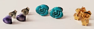 Pettite Mini Ohrringe 3 Paar Ohrstecker goldfarben Sterne lila Herzen blaue Rosen Vintage - Bild 1 von 4