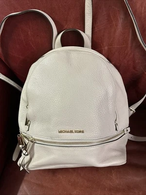 Mochila Michael Kors Mediana Logo Beige/Tostado/Dorado Usada en Excelente Condición Foto 1 de 4