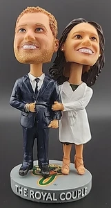 Coppia Reale Bobblehead - Principe Harry & Meghan Markle - 2018 SGA - RARO! Greensboro - Foto 1 di 14