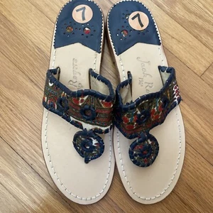 Sandali con tanga Jack Rogers Vera Bradley Navajo arazzo blu navy in pelle * taglia 7,5 * NUOVI - Foto 1 di 6