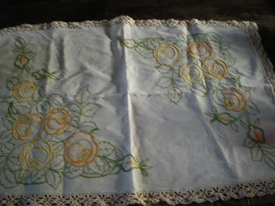 un lot de 1dessus de table et 4 petit rond brodées et crochet fin autour - Photo 1/4