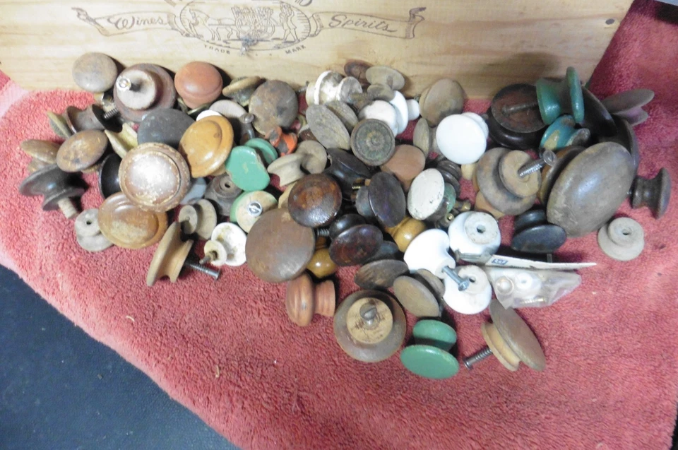 Lote de perillas de puerta tiradores cajones de gabinete vidrio madera latón etc. Foto 1 de 4