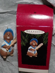 Adorno de Navidad 1994 ocupado bateador castor con bate de béisbol Hallmark Keepsake - Imagen 1 de 1