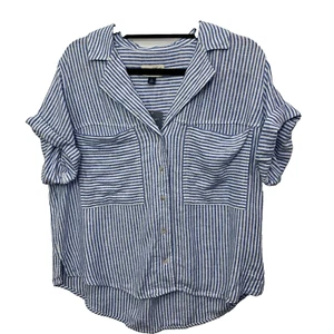 Top donna Universal Threads nuovo con etichetta bottoni manica corta lino rayon blu medio - Foto 1 di 10