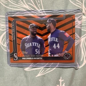 Actualización Topps 2025-#US244 Start The Show par brilla en Seattle Orange Holiday  - Imagen 1 de 2