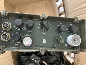 Radio militaire Philips, verte, avec micro etc - Photo 1/6