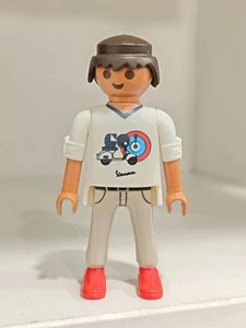 PLAYMOBIL FIGURA HOMBRE CON VESPA EN LA CAMISETA - 5/9/25 - Picture 1 of 1