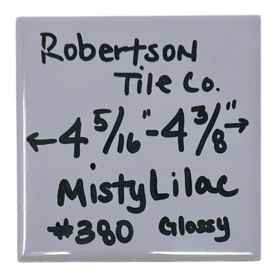 1 peça azulejo cerâmico vintage década de 1950 Robertson 4 5/16 - 4 3/8" lilás nebuloso 380 brilhante - Imagem 1 de 4