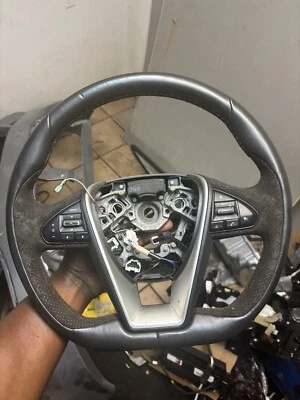 Nissan Máxima 2020 volante gamuza negra con costuras naranjas Foto 1 de 3