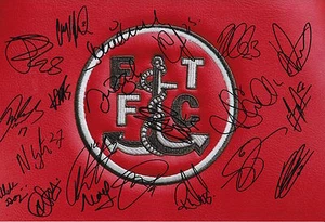 FOTO DEL ESTADIO DE HIGHBURY FIRMADA POR EL EQUIPO FLEETWOOD TOWN FC 2015/16 21 AUTÓGRAFOS. - Imagen 1 de 1