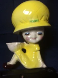 Estatuilla jarrón vintage años 70 retro cerámica niña gorro grande amarillo México - Imagen 1 de 9